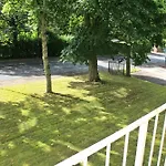 Doncaster - Boswell - Large Balcony Apartment - 2 Double Beds - 2 Bedrooms - Close To Town & Racecourse - Off Street Parking 2 Cars - Fast Wifi