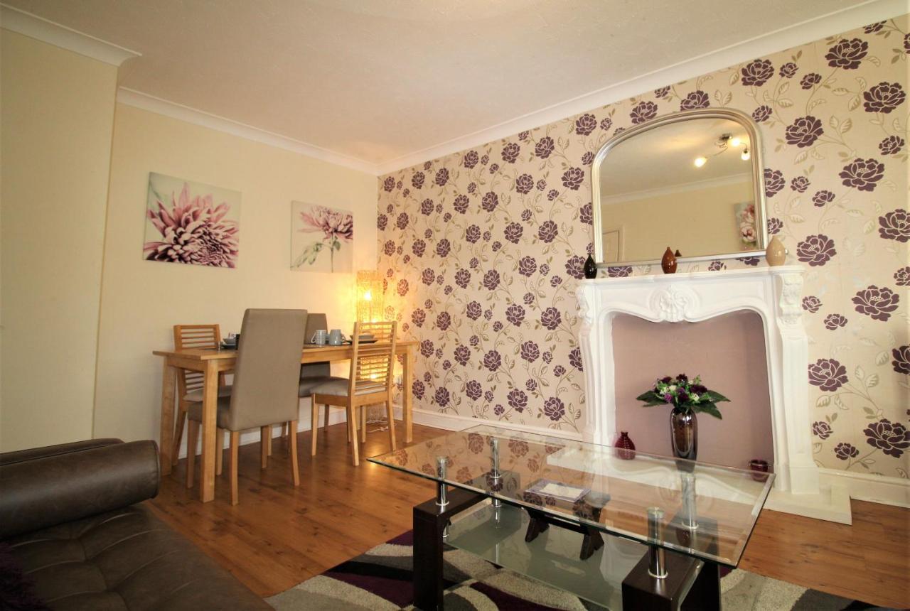 Doncaster - Boswell - Large Balcony Apartment - 2 Double Beds - 2 Bedrooms - Close To Town & Racecourse - Off Street Parking 2 Cars - Fast Wifi * Doncaster