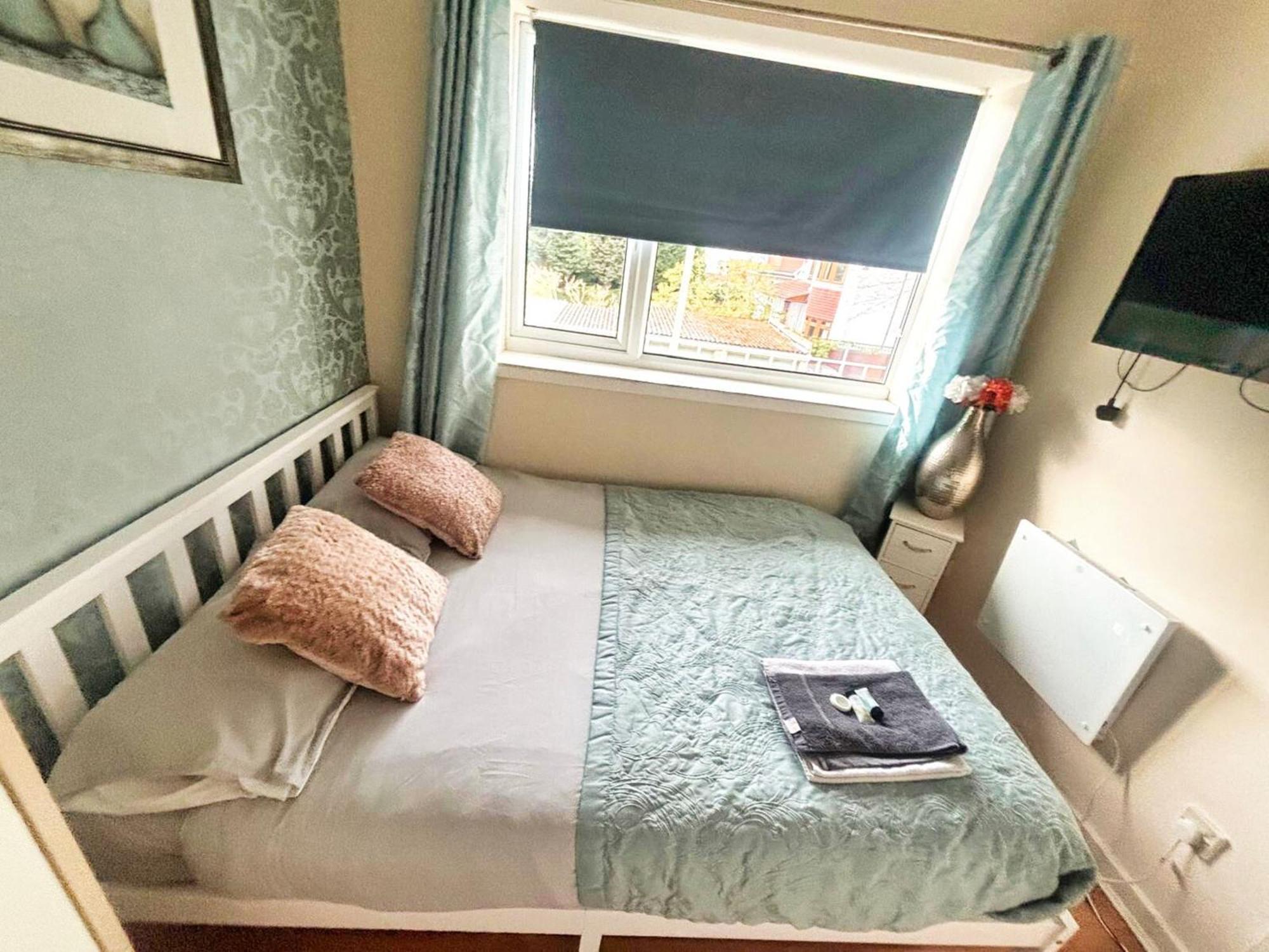 Doncaster - Boswell - Large Balcony Apartment - 2 Double Beds - 2 Bedrooms - Close To Town & Racecourse - Off Street Parking 2 Cars - Fast Wifi Doncaster