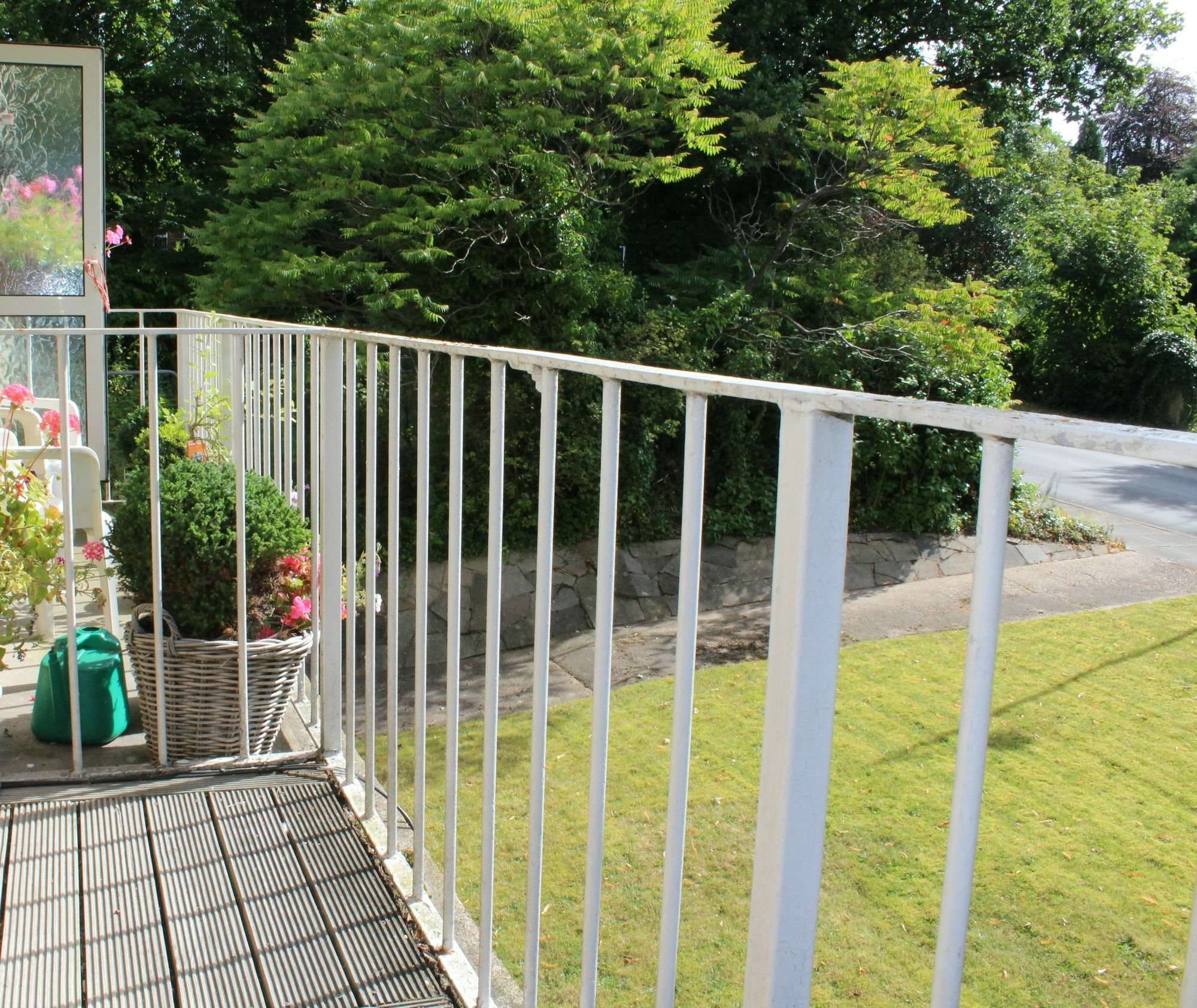 Apartment Doncaster - Boswell - Large Balcony Apartment - 2 Double Beds - 2 Bedrooms - Close To Town & Racecourse - Off Street Parking 2 Cars - Fast Wifi *